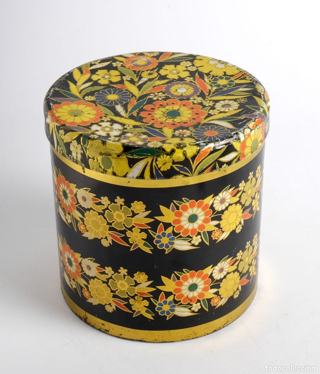 Cajas y cajitas met&aacute;licas: Caja met&aacute;lica redonda de Cola Cao, Colacao, con motivos de flores. A&ntilde;os 70
