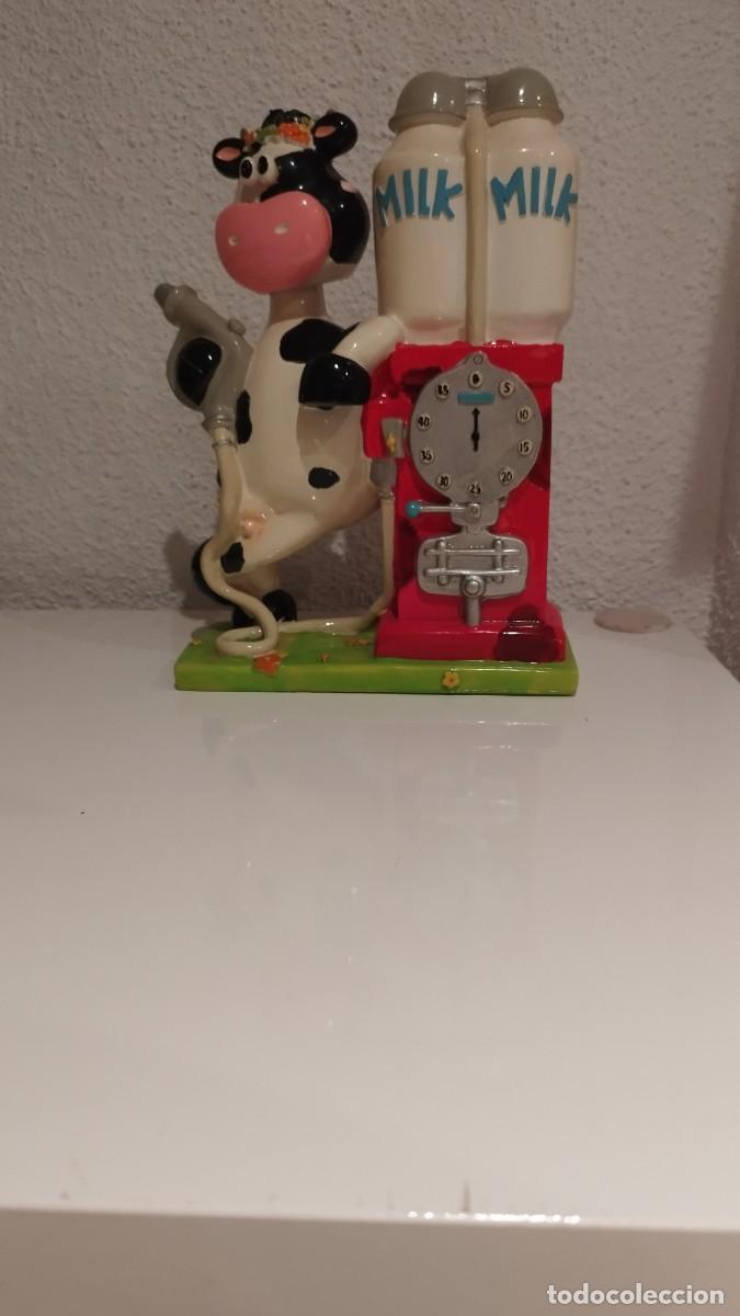 Cajas y cajitas met&aacute;licas: Hucha en forma de Vaca,con su surtidor de Leche,De Pasta - Foto 1