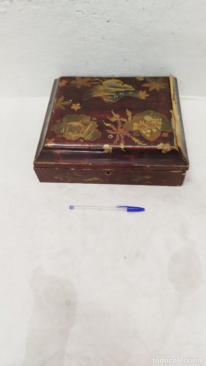 Bo&icirc;tes et petites bo&icirc;tes m&eacute;talliques: Antigua Gran Caja China Modernista,a restaurar.Lacada con sello Paris