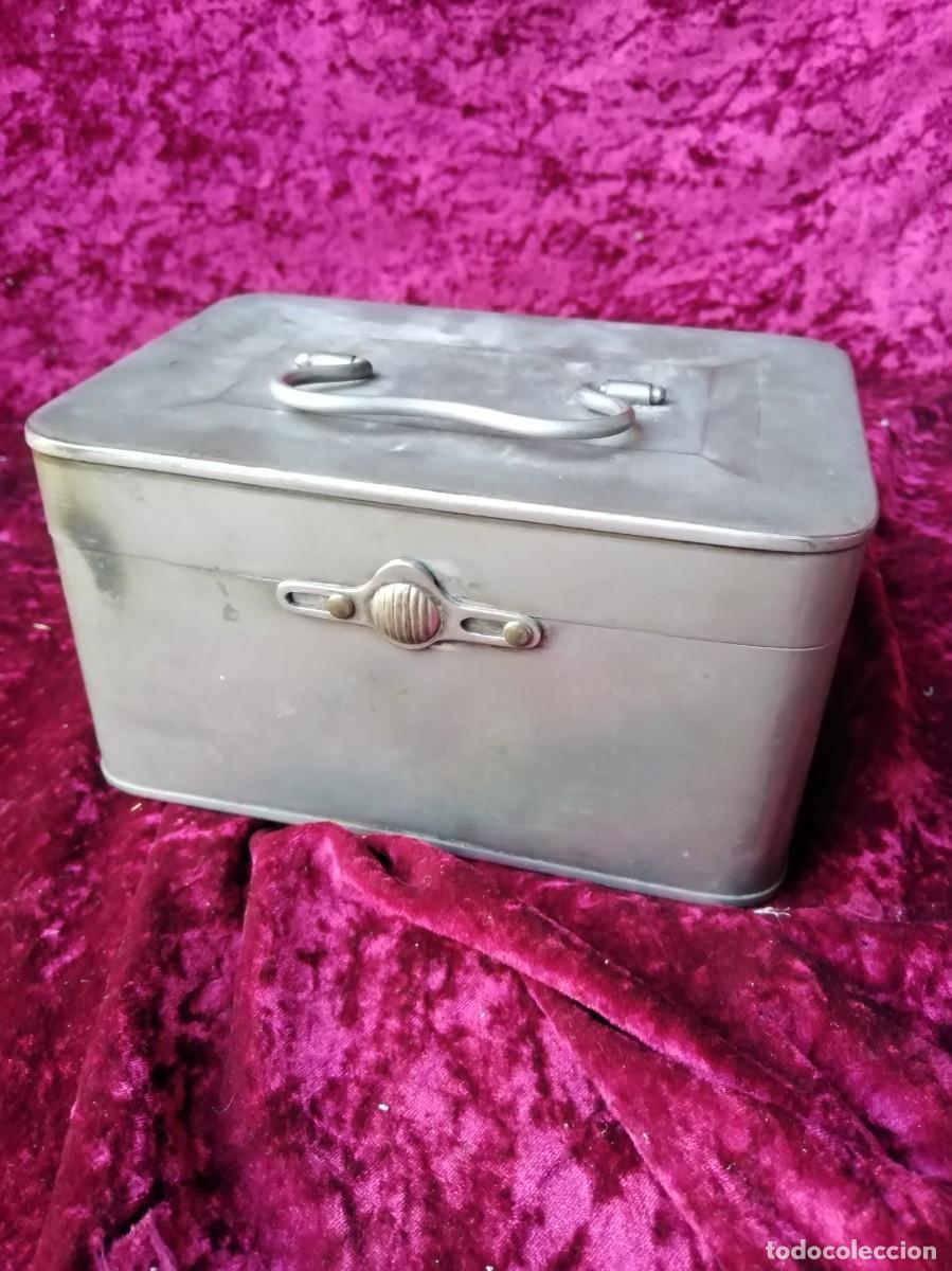 Cajas y cajitas met&aacute;licas: Caja metalica instrumental quir&uacute;rjico (para esterilizaci&ocirc;n en autoclave seguramente) por la que