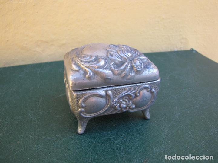 Cajas y cajitas met&aacute;licas: 74.- Caja joyero art Nouveau. Esta&ntilde;o