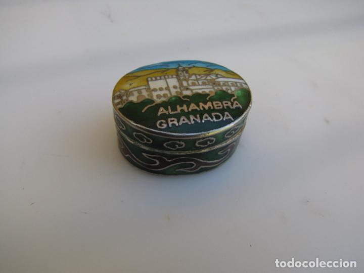 Cajas y cajitas met&aacute;licas: 76.- Caja pastillero de esmalte cloisonn&eacute;. Alhambra de Granada
