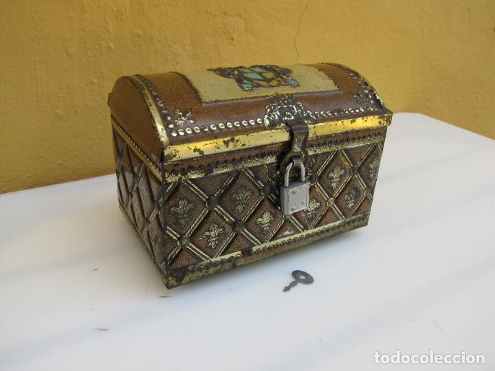 Cajas y cajitas met&aacute;licas: 82.- Cofre joyero de hojalata. Her&aacute;ldica Flor de lis. Con su candado