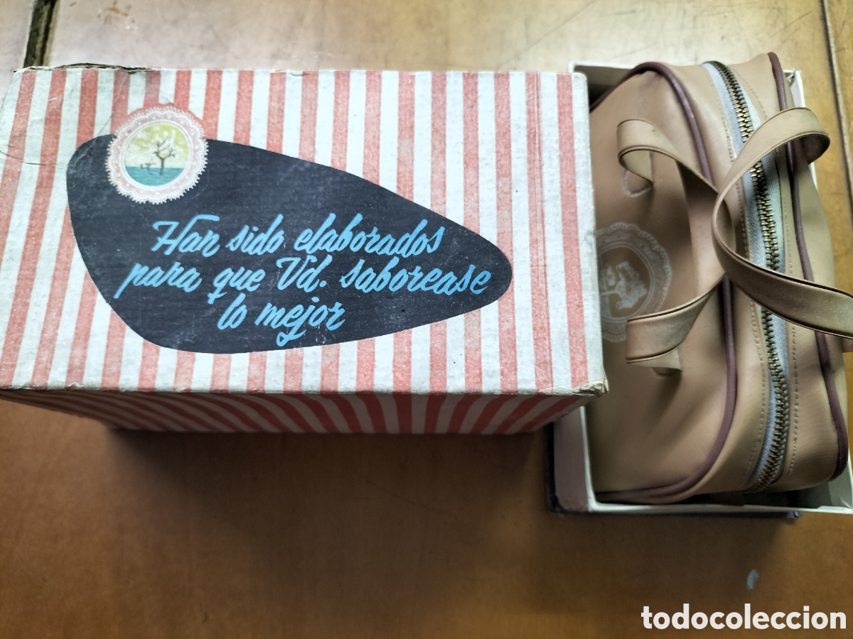 Boxes and metal boxes: El Almendro. Caja con un bolso de turr&oacute;n El Almendro. A&ntilde;os 60-70.