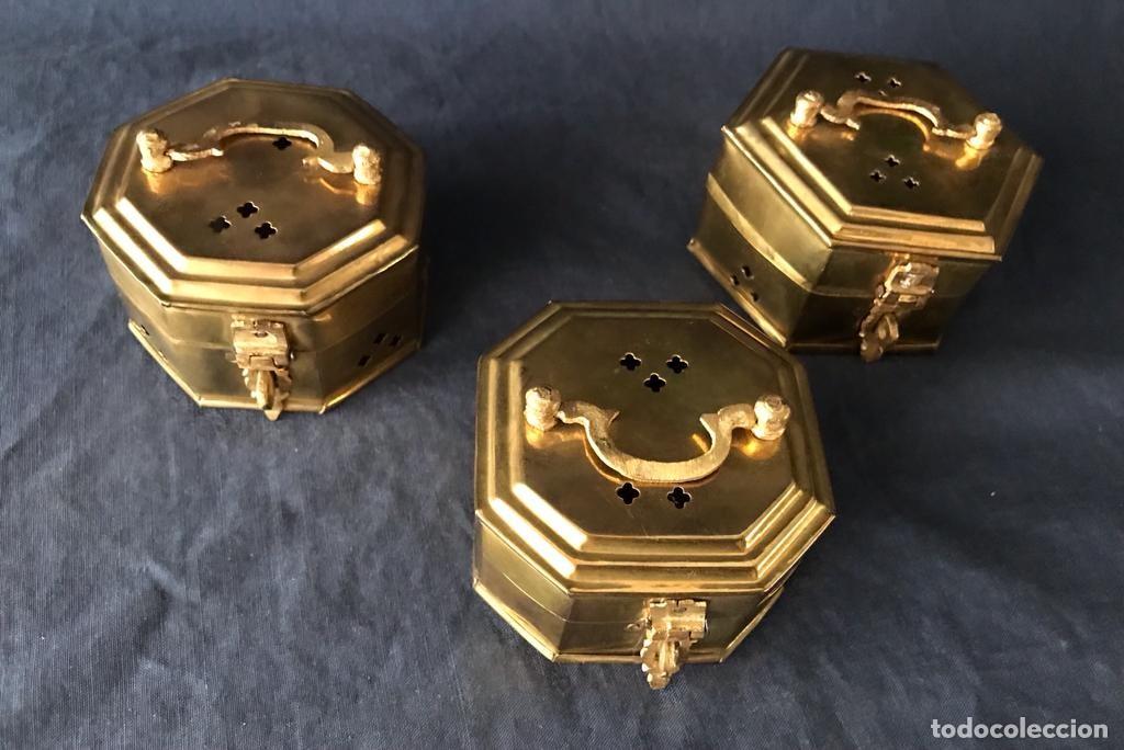 Cajas y cajitas met&aacute;licas: LOTE 3 ORIGINALES CAJITAS LAT&Oacute;N CON LLAVERO + 3 CHAPAS MALETAS LAT&Oacute;N. VINTAGE. A ESTRENAR