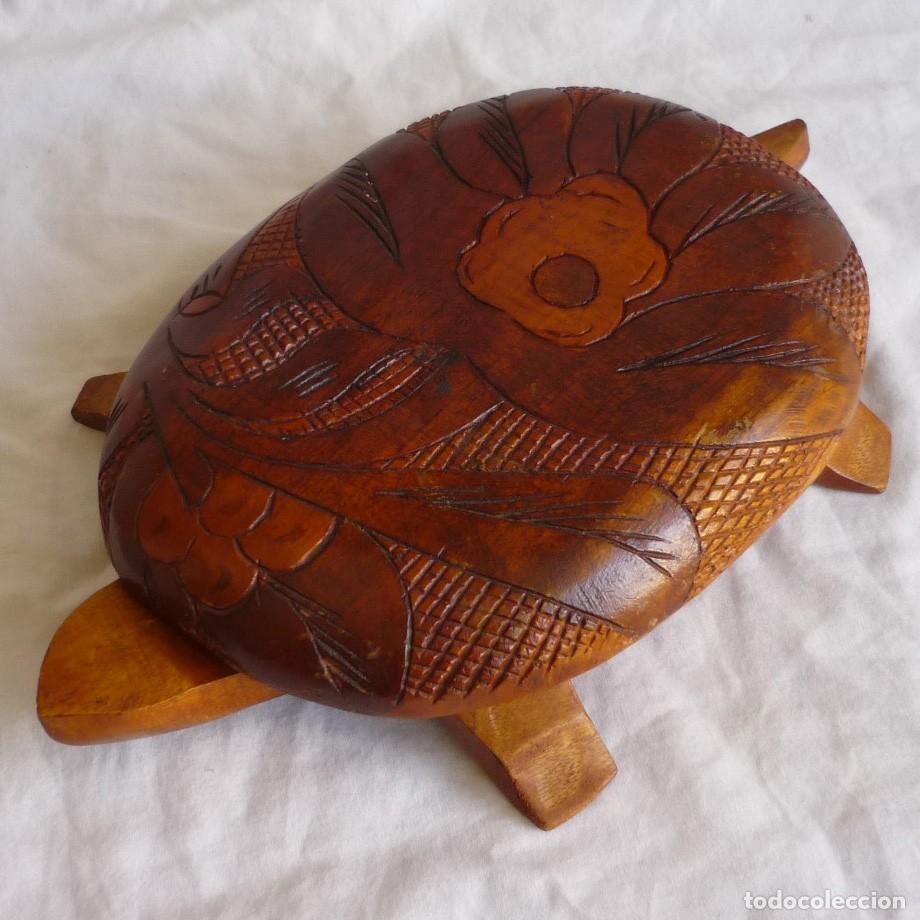 Cajas y cajitas met&aacute;licas: Caja tallada en madera con forma de tortuga - Foto 1