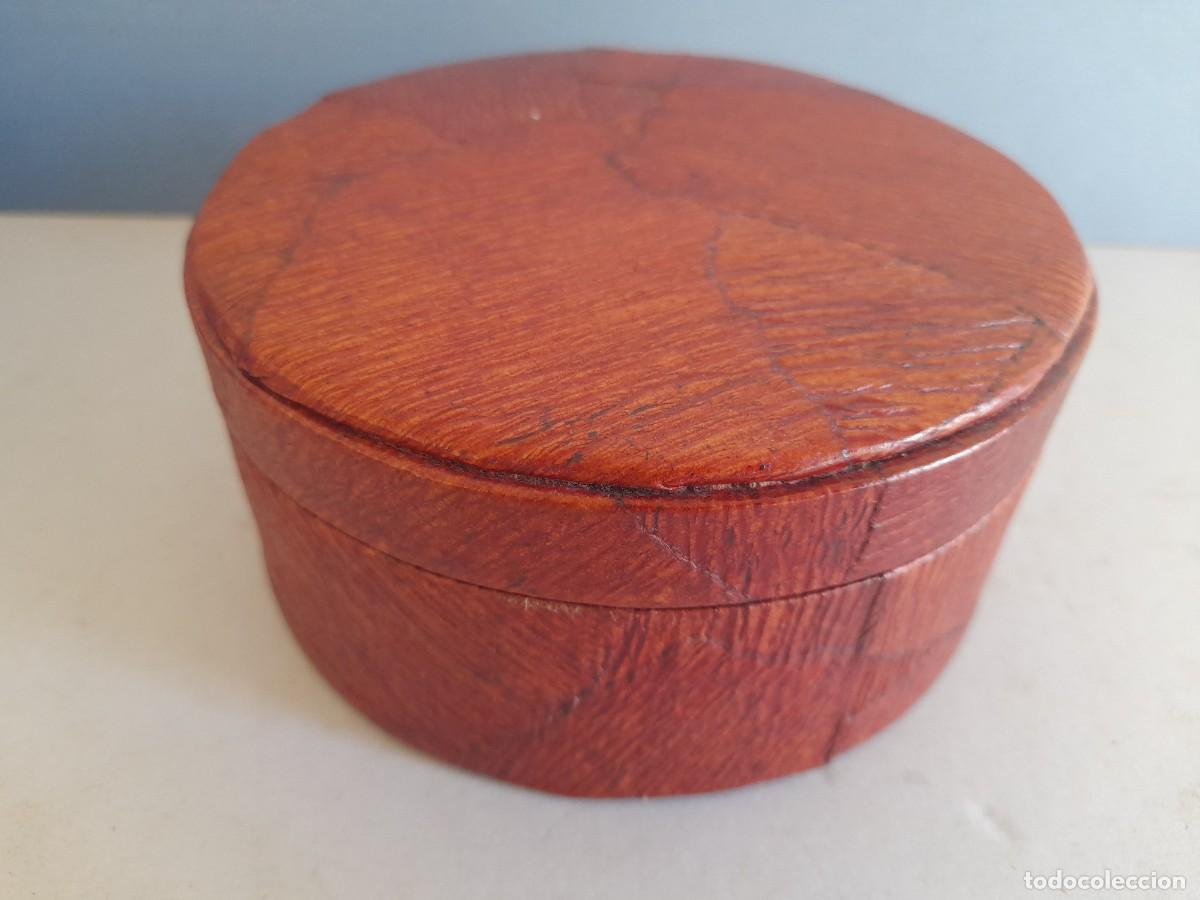 Boxes and metal boxes: bonita caja redonda de carton con papel crep&eacute; 13x6,5cm aprox