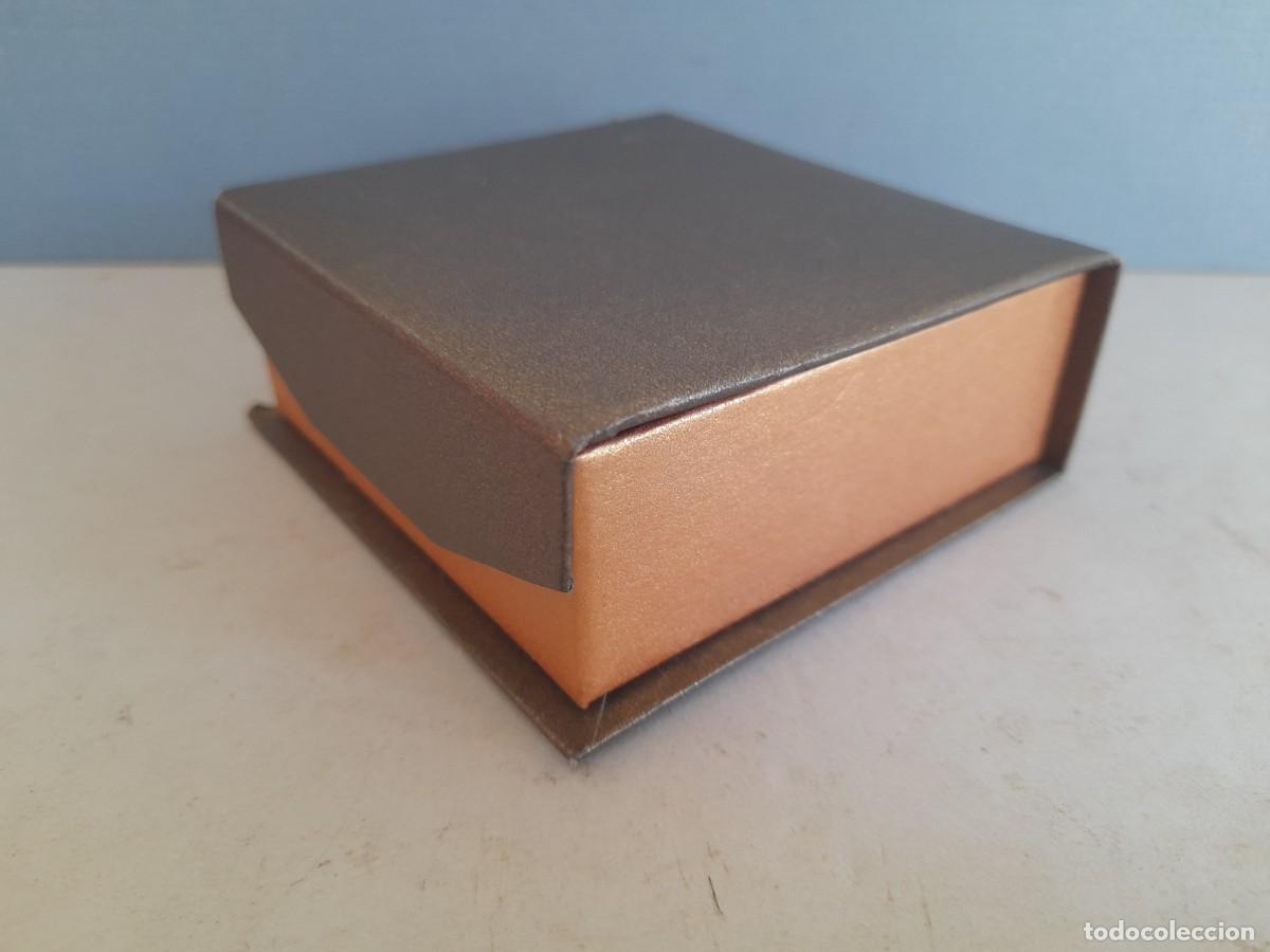 Boxes and metal boxes: peque&ntilde;a caja presentacion de joyas , cierra con iman (8,5x8,5x3,5cm aprox)