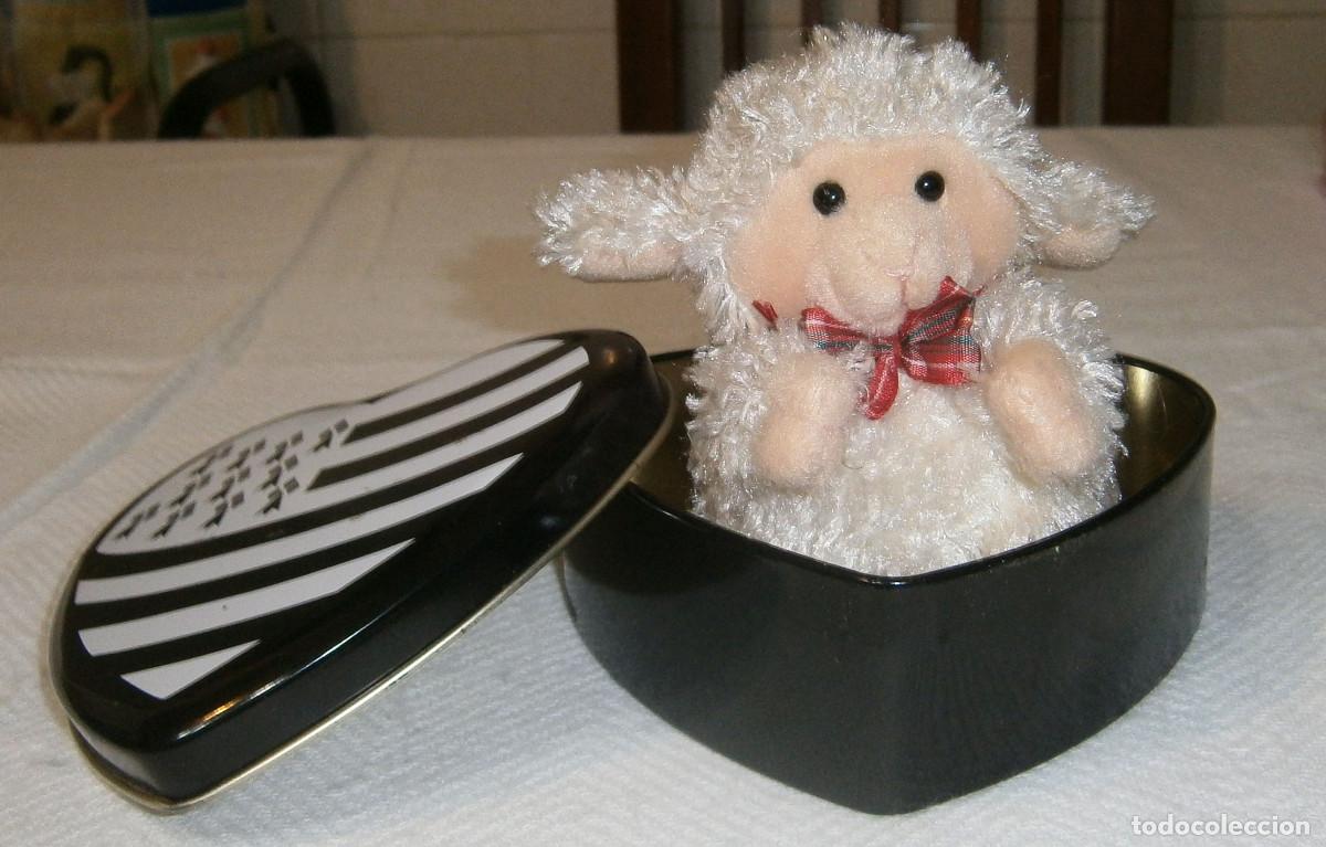 Blechdosen und Kisten: caja metalica forma de corazon + cordero peque&ntilde;o de peluche de la casa Trudi