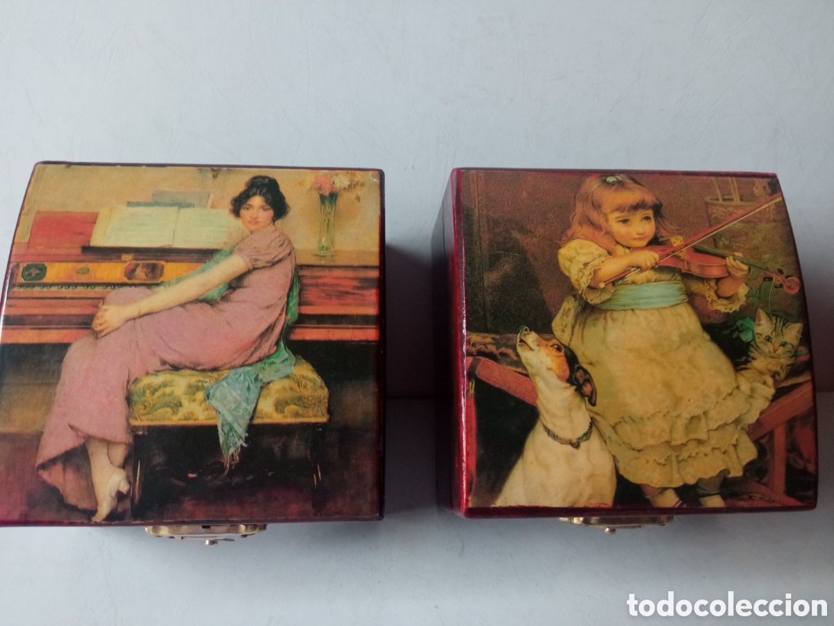 Bo&icirc;tes et petites bo&icirc;tes m&eacute;talliques: Pareja de cajitas lacadas y forradas en seda.
