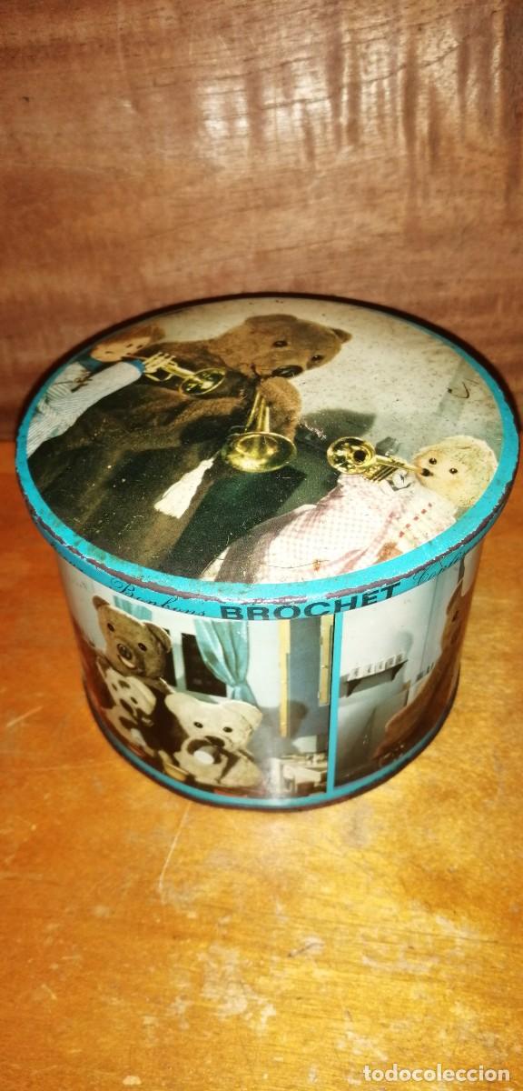 Blechdosen und Kisten: DIVERTIDA CAJA CONFISEUR BONBONS BROCHET OSO PELUCHE VINTAGE A&Ntilde;OS 60