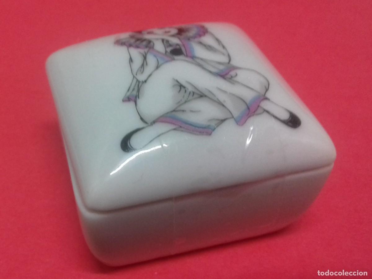 Cajas y cajitas met&aacute;licas: Cajita Porcelana con PIERROT en la tapa, al dorso Made in Japan. 4,5 cm x 4,5 cm