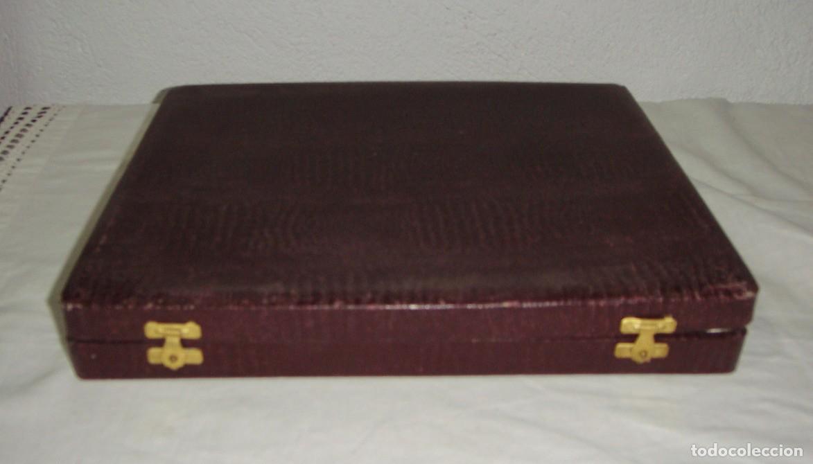 Cajas y cajitas met&aacute;licas: Estuche para cubiertos &middot; S&iacute;mil piel y raso &middot; ca. 1950&ndash;1970