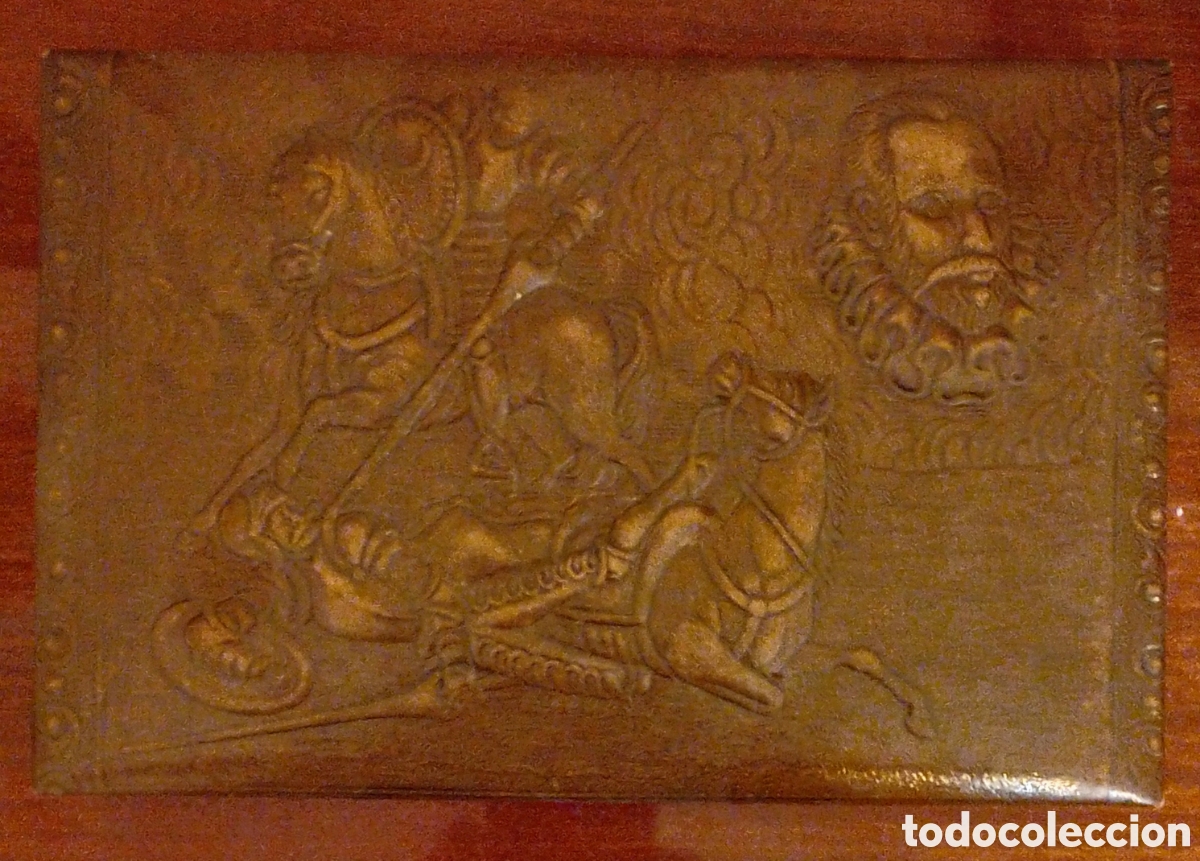 Cajas y cajitas met&aacute;licas: Caja para puros y cigarrillos. Madera con revestimiento de cuero repujado, Cervantes y El Quijote.