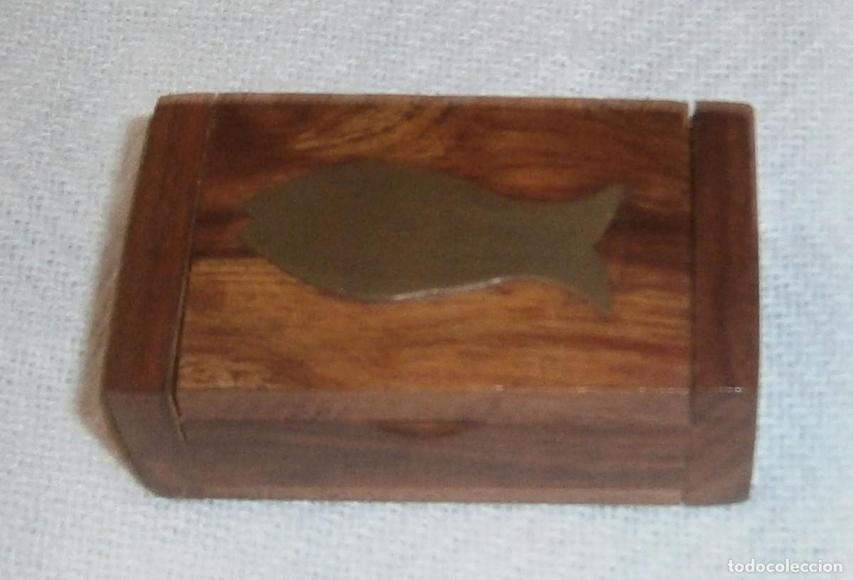 Bo&icirc;tes et petites bo&icirc;tes m&eacute;talliques: cajita de madera con adorno metal dorado