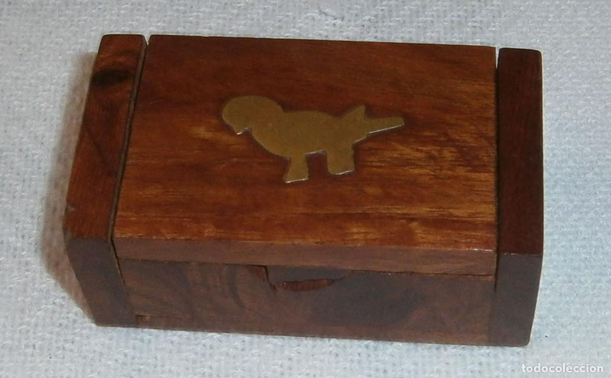 Caixas e caixinhas met&aacute;licas: cajita de madera con adorno metal dorado