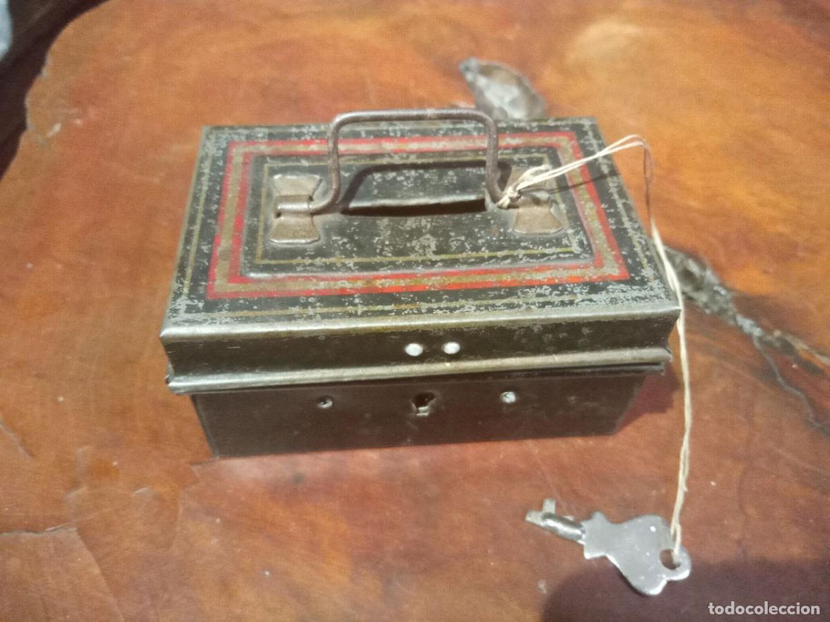 cajita de hojalata hucha con llave 10x7x4,5 cm - Acquista Scatole di latta  antiche e altre cassette di collezione su todocoleccion