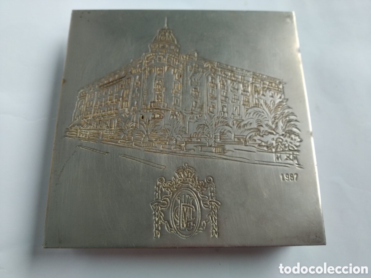Bo&icirc;tes et petites bo&icirc;tes m&eacute;talliques: Caja de metal del hotel Mar&iacute;a Cristina