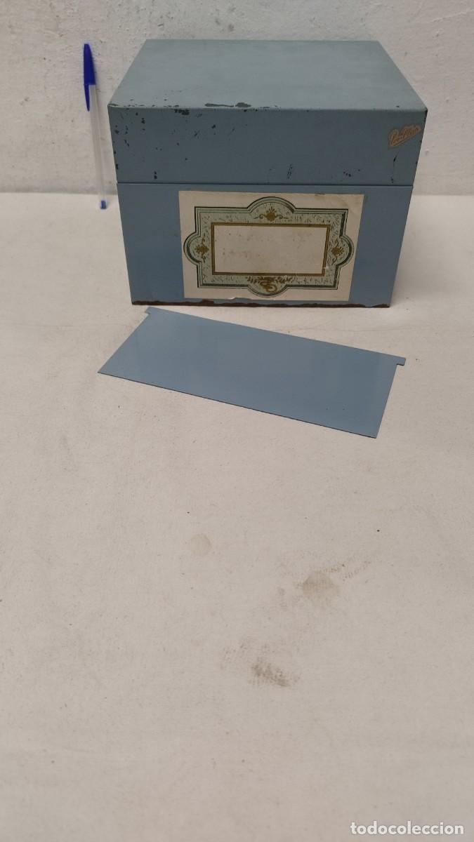 Bo&icirc;tes et petites bo&icirc;tes m&eacute;talliques: Antigua caja met&aacute;lica cuadrada,tipo archivador