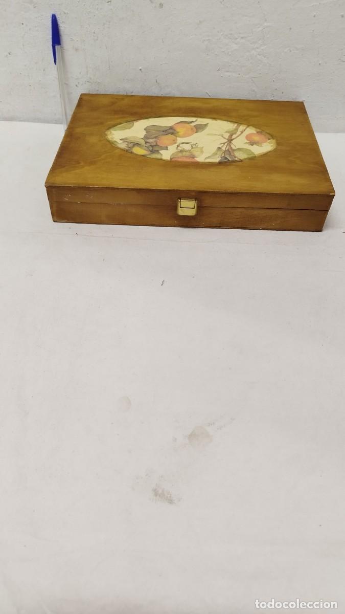 Bo&icirc;tes et petites bo&icirc;tes m&eacute;talliques: Antigua caja de madera,falta en tapa