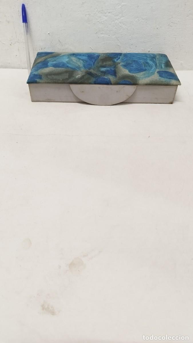 Bo&icirc;tes et petites bo&icirc;tes m&eacute;talliques: Antigua caja de Mediados SG.XX