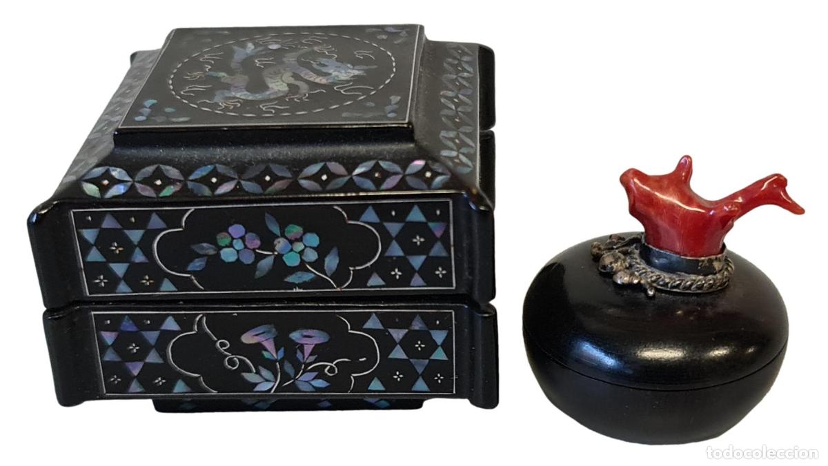 Cajas y cajitas met&aacute;licas: PAREJA DE CAJITAS JOYERO. RESINA Y NACAR. CHINA. SIGLO XX.