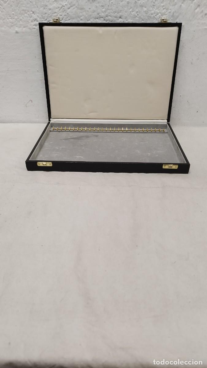 Bo&icirc;tes et petites bo&icirc;tes m&eacute;talliques: Antigua caja expositor de collares, para muestrario