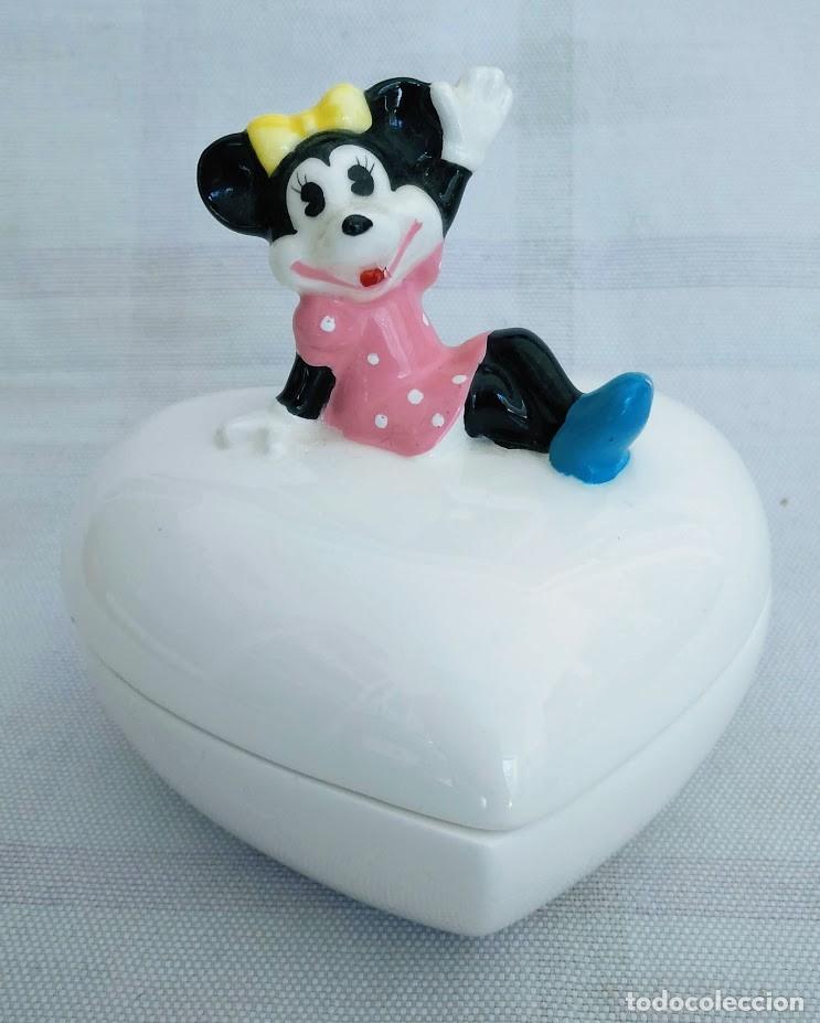 Boxes and metal boxes: Caja porcelana Disney con forma de coraz&oacute;n y la figura de Minnie. Jap&oacute;n.