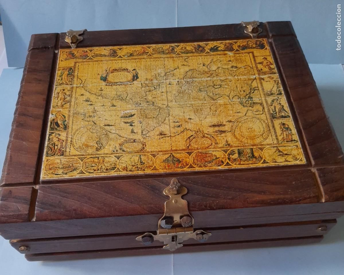 Cajas y cajitas met&aacute;licas: Caja de madera tallada con reproducci&oacute;n de mapa mundi en la tapa. Medidas : 27 x 22 x 9 cm.
