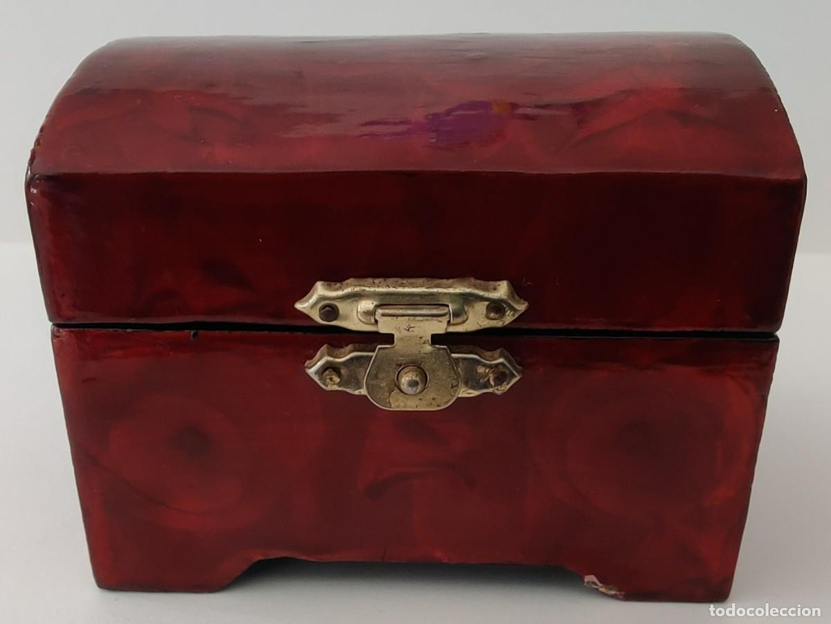 Cajas y cajitas met&aacute;licas: Cajita Baul Barnizada. Forrada en el interior.