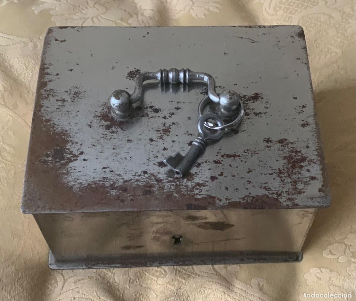 Cajas y cajitas met&aacute;licas: ANTIGUA CAJA DE CAUDALES FUERTE CON SU LLAVE