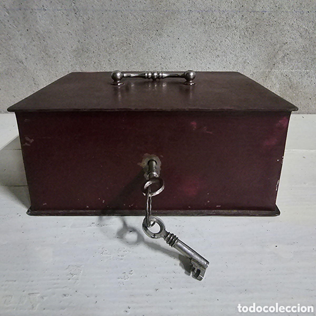 Cajas y cajitas met&aacute;licas: ANTIGUA CAJA DE CAUDALES MET&Aacute;LICA CON DOS LLAVES