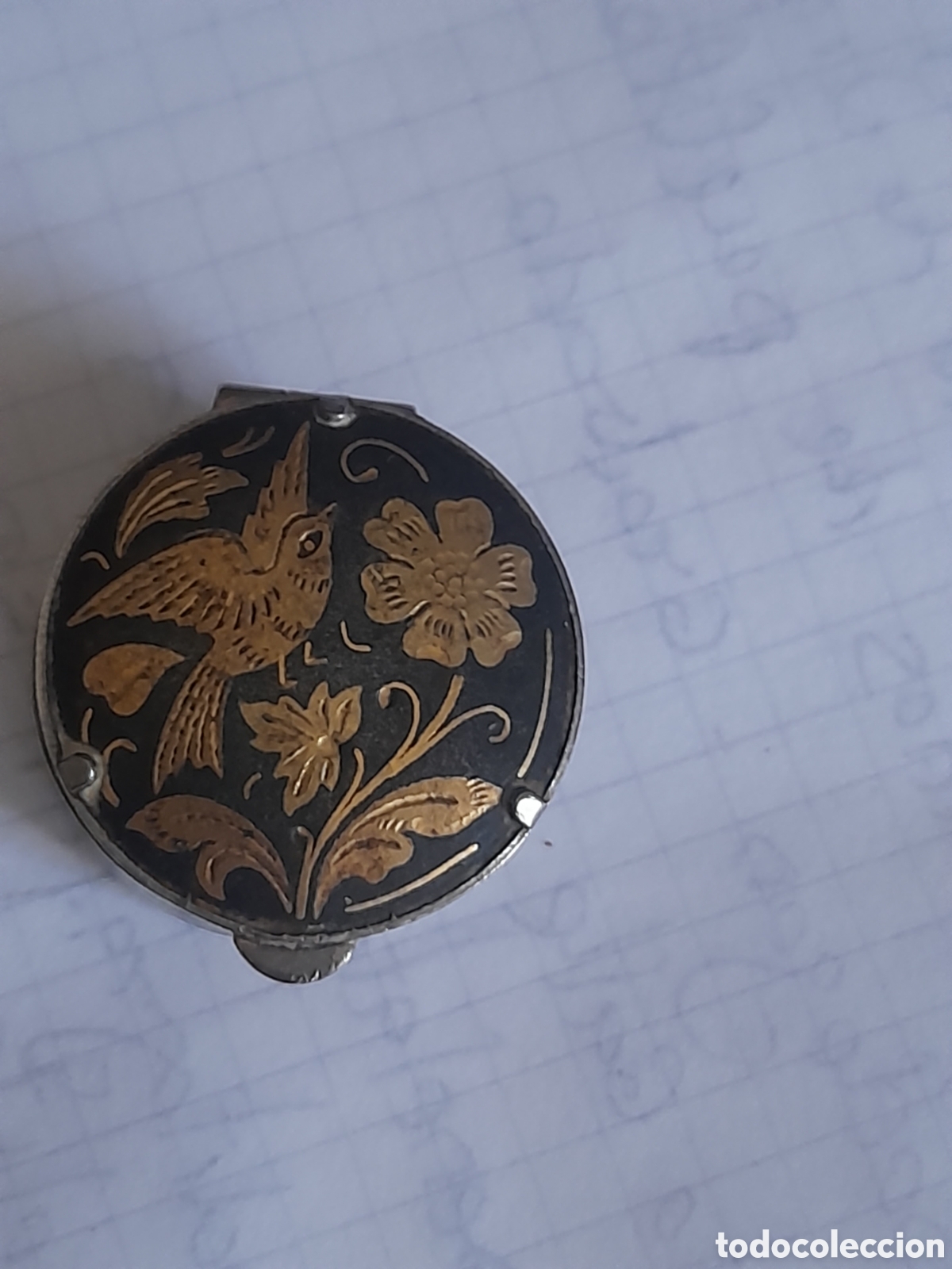 Caixas e caixinhas met&aacute;licas: Antigua cajita pastillero damasquinado, mide 25 mm de di&aacute;metro por 10mm de alta