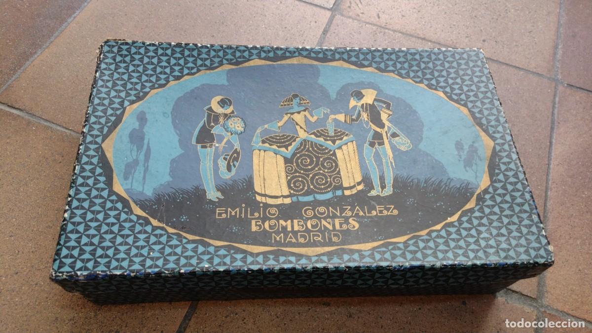 Blechdosen und Kisten: Bonita caja en cart&oacute;n con publicidad Emilio Gonz&aacute;lez Bombones. Madrid