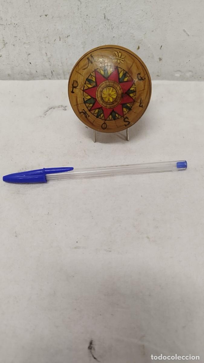 Blechdosen und Kisten: Antigua peque&ntilde;a caja redonda de madera,pintada a mano la rosa de los vientos