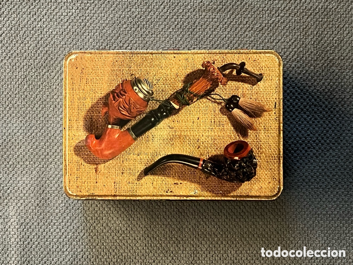 Cajas y cajitas met&aacute;licas: COLA CAO. Caja met&aacute;lica con pipas de fumar de marca Cola cao, a&ntilde;os 60/70 Med&iacute;das: 15 x 22 x 10