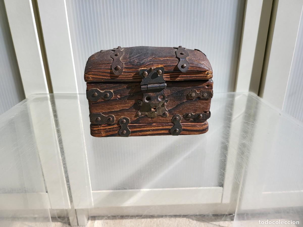 Cajas y cajitas met&aacute;licas: Caja cofre muy antigua, madera de casta&ntilde;o con aplicaciones de forja, interior entelado.