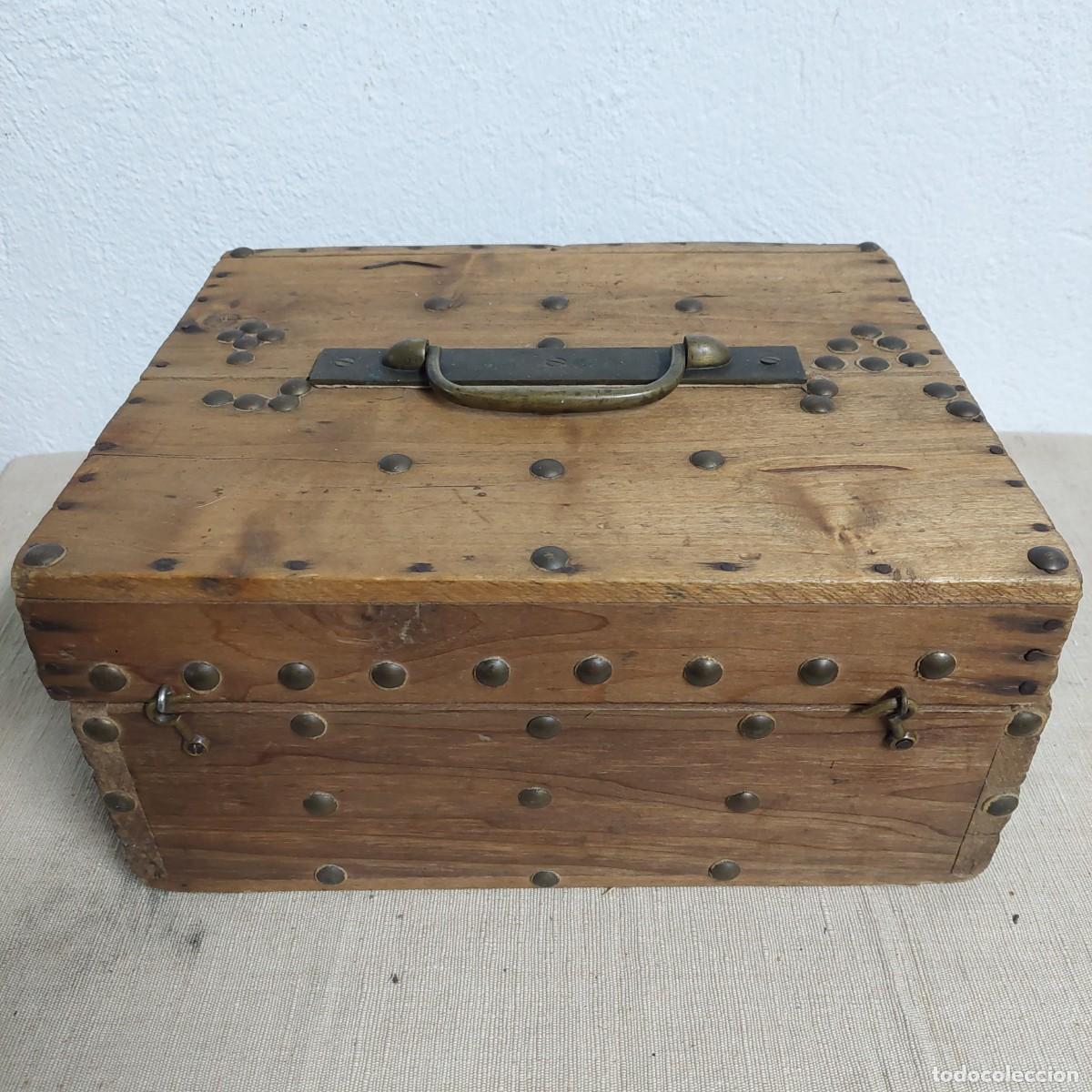 Blechdosen und Kisten: Antiguo caja arca madera y tachuelas