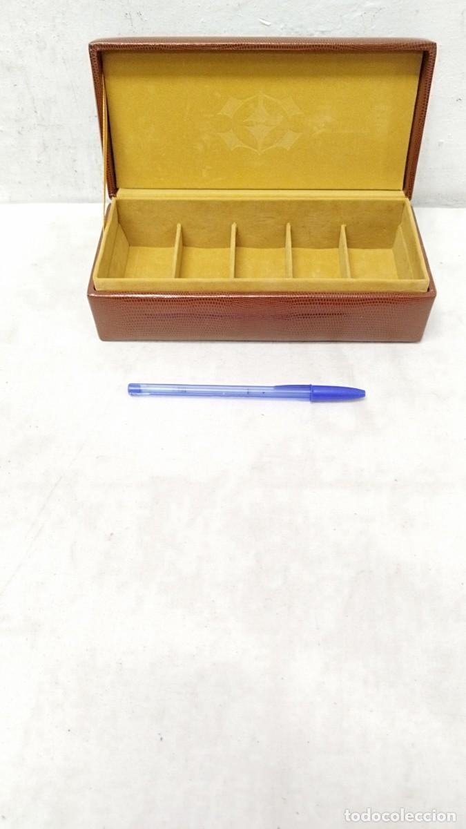 Cajas y cajitas met&aacute;licas: Antigua caja de similpiel de color marr&oacute;n.A identificar