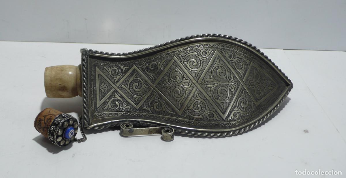 Cajas y cajitas met&aacute;licas: ANTIGUO FRASCO DE POLVORA - Foto 3
