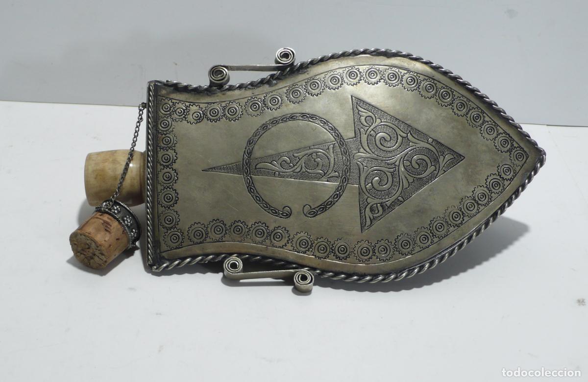 Cajas y cajitas met&aacute;licas: ANTIGUO FRASCO DE POLVORA - Foto 4