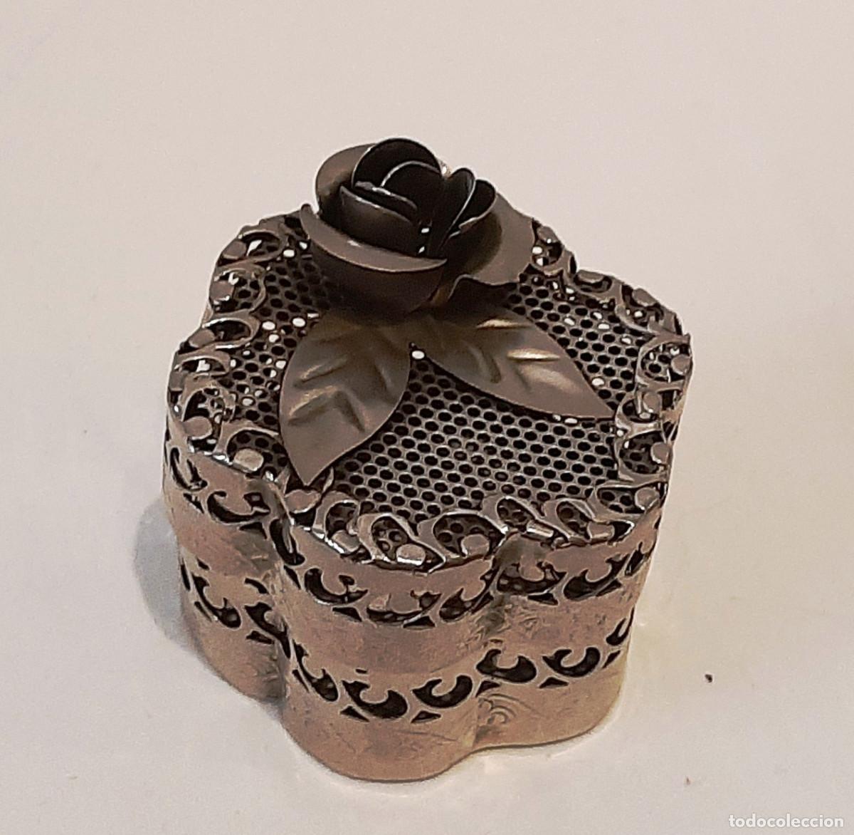 Caja de metal con rosa