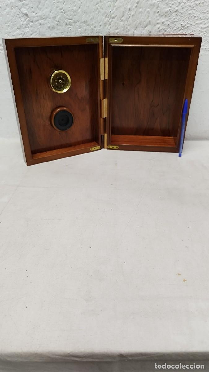 Blechdosen und Kisten: Antigua caja de madera con accesorios en el interior,a identificar.Tapadera a restaurar