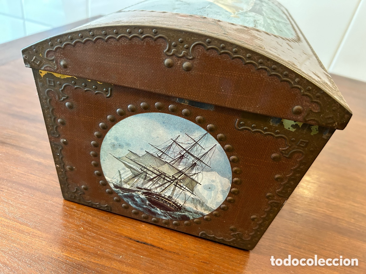 Casse e cassette metalliche: ANTIGUA CAJA COFRE DE LATA. METAL REPUJADO. BARCOS DE VELA. NAV&Iacute;OS. BA&Uacute;L. ARC&Oacute;N