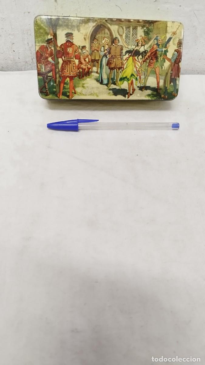 Bo&icirc;tes et petites bo&icirc;tes m&eacute;talliques: Antigua caja met&aacute;lica hojalata,a identificar