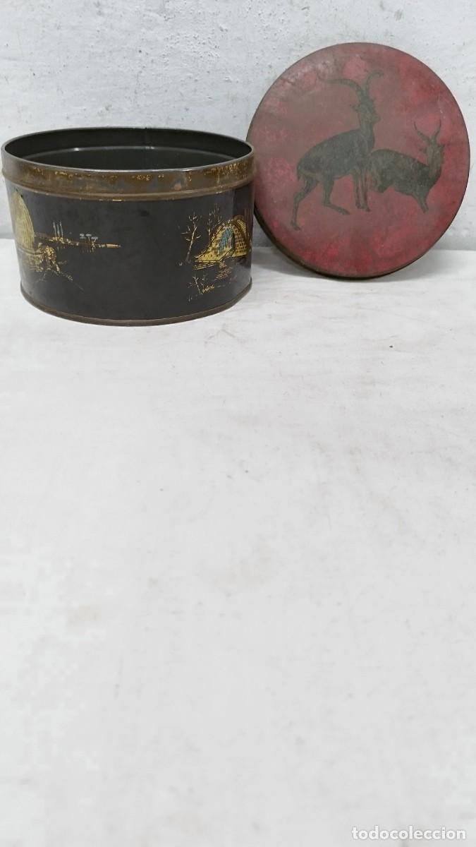 Cajas y cajitas met&aacute;licas: Antigua caja met&aacute;lica,hojalata.Motivos horientales,con dos ciervos en la tapadera