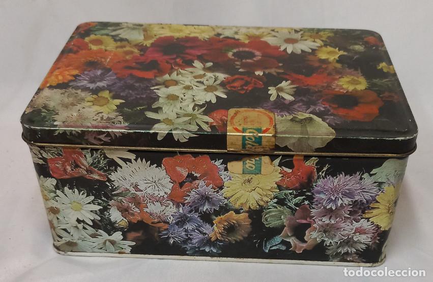 Cajas y cajitas met&aacute;licas: ANTIGUA CAJA DE COLA CAO SERIGRAFIADA CON FLORES, BUEN ESTADO