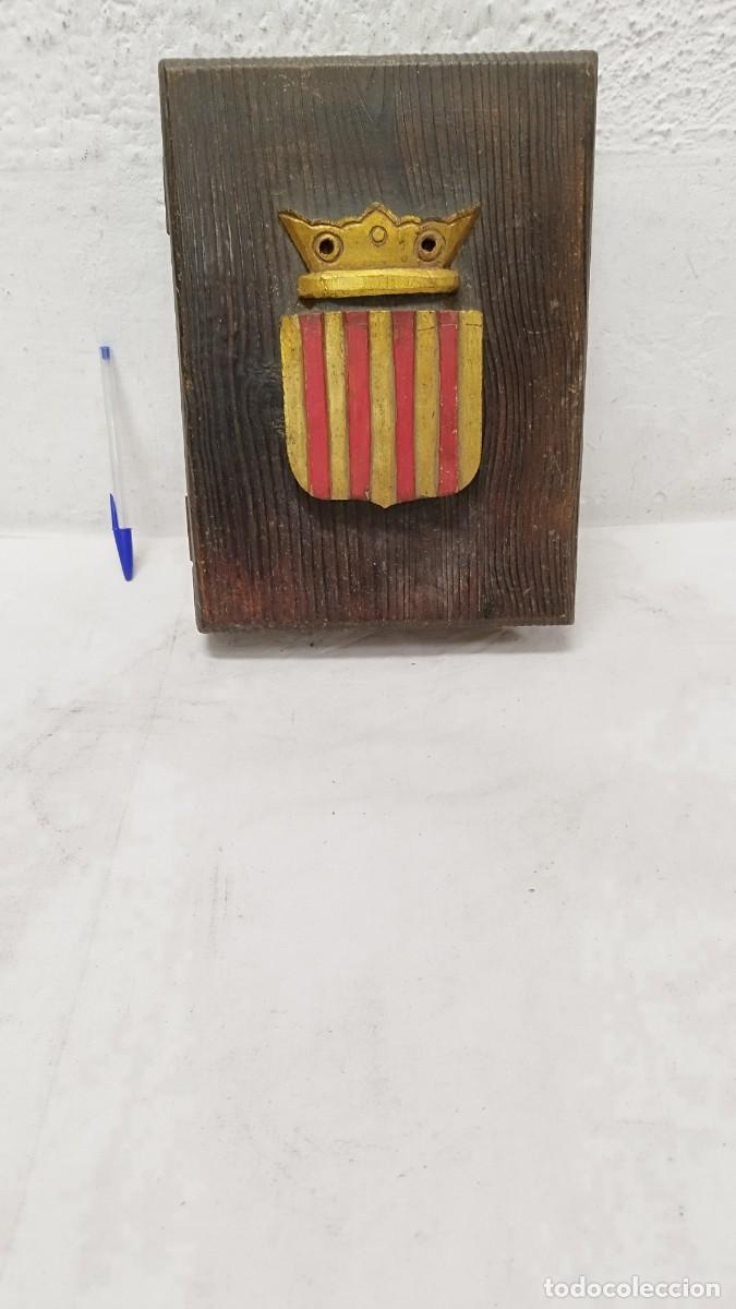 Cajas y cajitas met&aacute;licas: Antigua caja de madera en forma de libro,con escudo catal&aacute;n, Catalu&ntilde;a