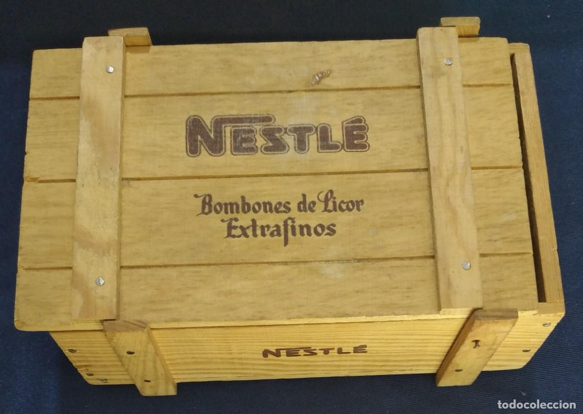 Bo&icirc;tes et petites bo&icirc;tes m&eacute;talliques: CAJA DE MADERA NESTL&Eacute;. BOMBONES DE LICOR FINOS. SOCIEDAD NESTL&Eacute;. LA PENILLA, SANTANDER.