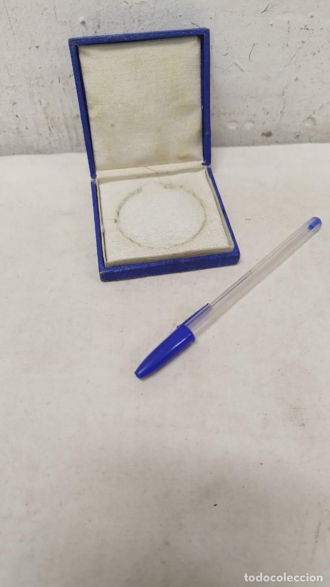 Bo&icirc;tes et petites bo&icirc;tes m&eacute;talliques: Antigua caja para medalla